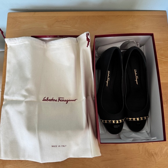 FERRAGAMO AVELLA BLACK LEATHER GOLD GANCINI CHAIN PATENT CAP TOE PUMPS 9.5 B - Picture 3 of 5